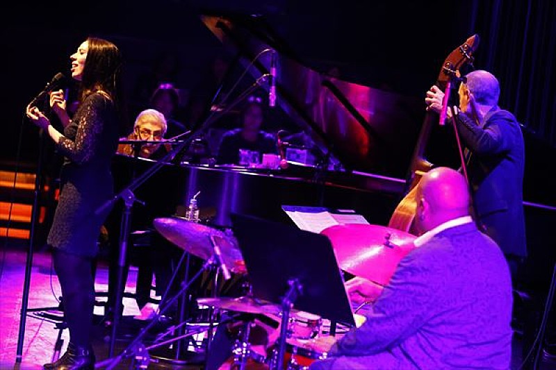 彼らにしか生み出し得ない最先端のジャズ、ジョヴァンニ・ミラバッシ・トリオのビルボードライブ大阪公演をレポート