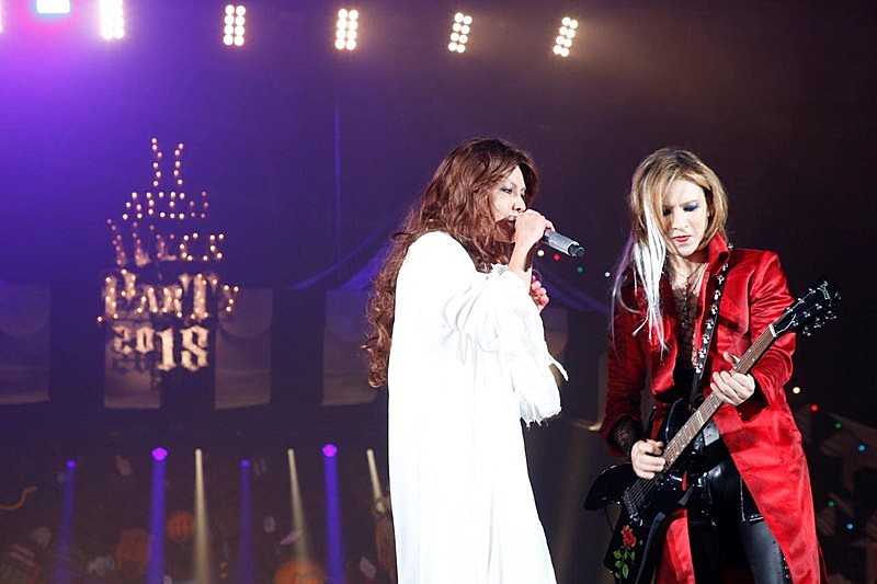 Hyde主宰のハロウィン パーティ3日目 Hyde Yoshikiは デビュー当時 の仮装でコラボ Daily News Billboard Japan