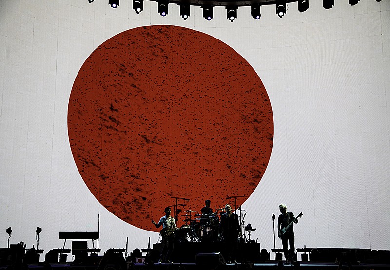 U2「U2、名盤『ヨシュア・トゥリー』に新たな命を吹き込んだ13年ぶりの来日公演ロング・レポート」1枚目/8