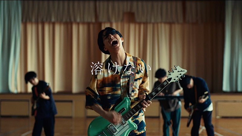 マカロニえんぴつ、新曲「溶けない」MVは青春の群像劇×エモーショナルな演奏
