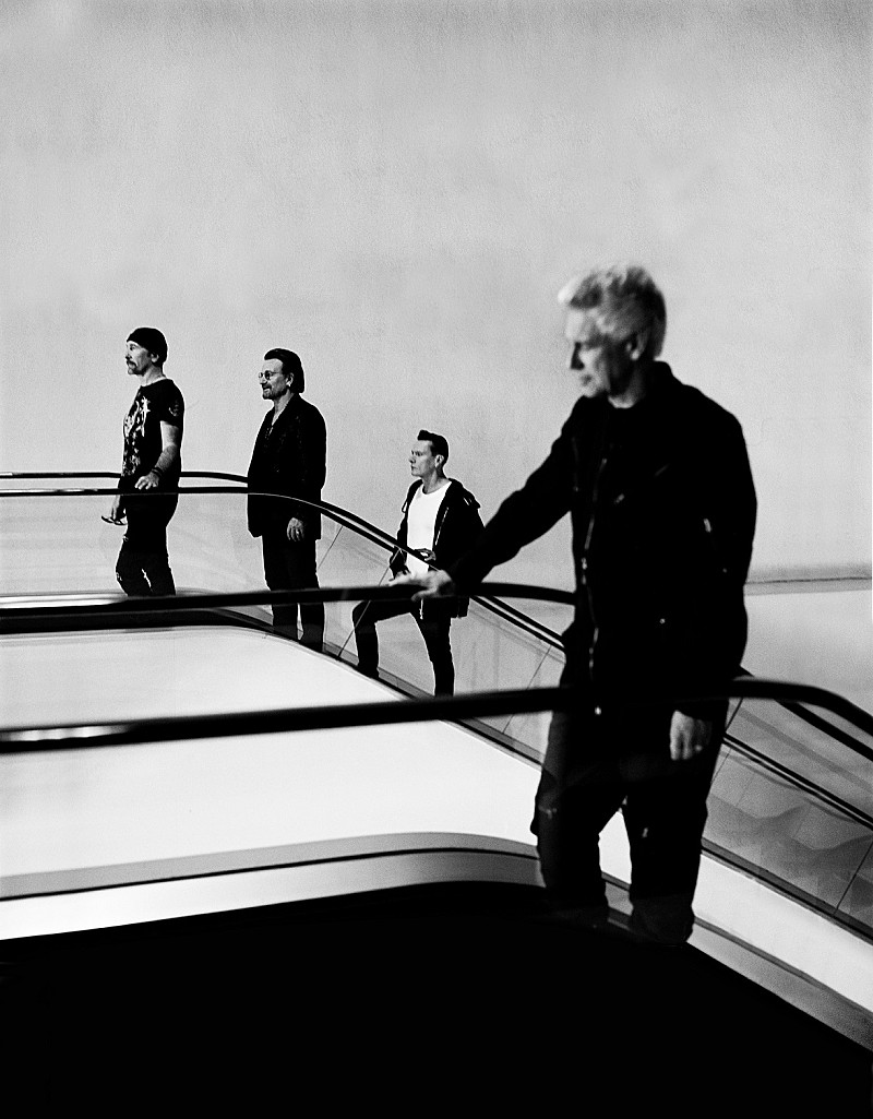 U2のボノとジ・エッジ、“絶対に演奏しない”と決めていた曲をバンドのスタッフのためにカヴァー 
