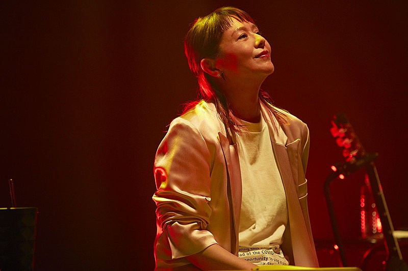 小泉今日子、少しだけ照れと緊張を浮かべた初の無観客配信ライブ「私は歌手なんです」 