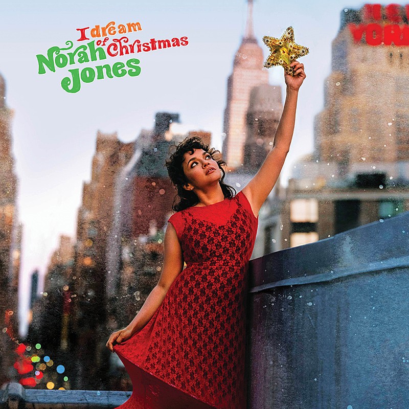 ノラ・ジョーンズ「ノラ・ジョーンズ、「アイ・ドリーム・オブ・クリスマス」MVで“アグリー・セーター・パーティー”開催」1枚目/2