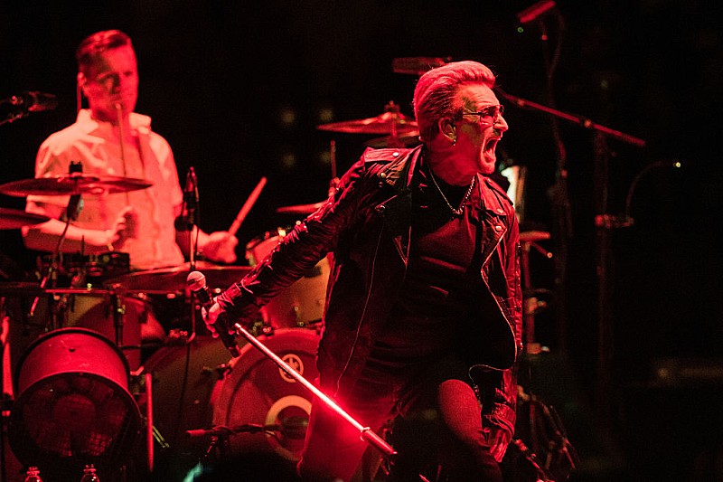 U2「U2、ザ・ポーグス「A Rainy Day in Soho」をカバーし故シェイン・マガウアンを追悼」1枚目/1