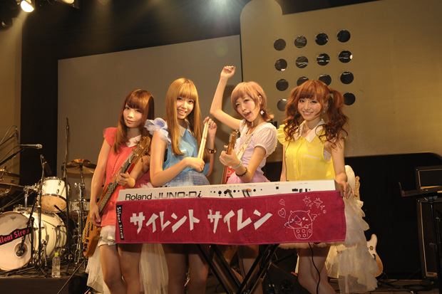 Ｓｉｌｅｎｔ　Ｓｉｒｅｎ「（左より）b.あいにゃん（24）、dr.ひなんちゅ（21）、vo＆g.すぅ（19)、key.ゆかるん（23）」3枚目/3