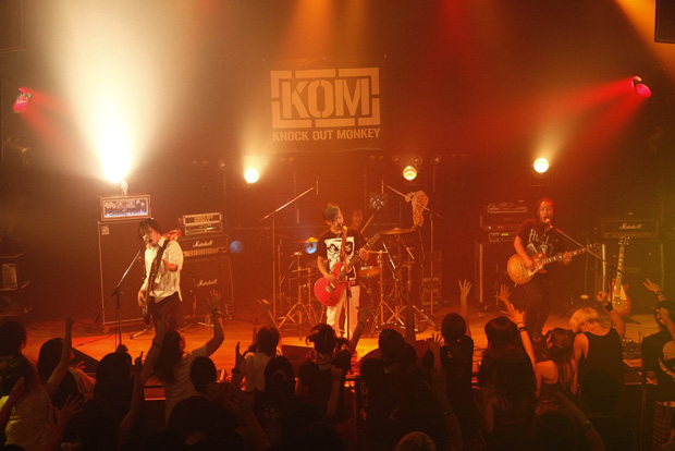 KNOCK OUT MONKEY「神戸の暴猿 ステージに観客乱入 お祭り騒ぎのツアー初日公演」1枚目/3