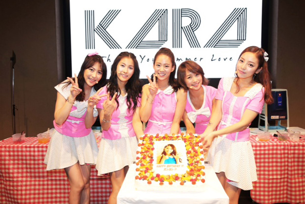 ＫＡＲＡ「KARA 新曲発売記念イベントで、スンヨンの誕生日をサプライズお祝い」1枚目/4