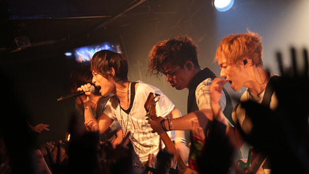 UVERworld「UVERworld ファンクラブ限定ライブで「一番を取るところ見せてやりたい仲間が沢山いる」」1枚目/2