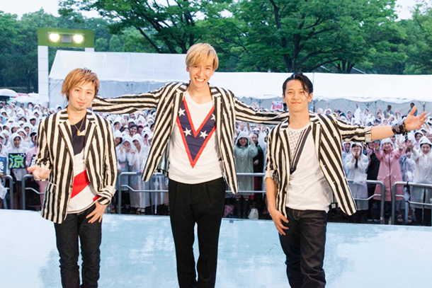 w-inds.「w-inds. あいにくの雨も代々木公園での凱旋ライブに1500人」1枚目/5