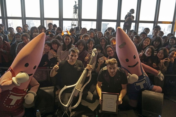 ２Ｃｅｌｌｏｓ「2CELLOSが東京タワーにて大盛況の迫力フリーライブを敢行　ノッポンも登場したゆるふわトークも」1枚目/4