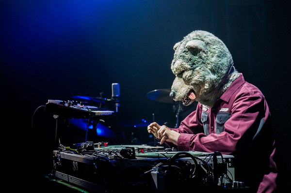 MAN WITH A MISSION「5月17日に行われたMAN WITH A MISSION【Seven Deadly Sins Tour 2015～七つの対バン～】大阪・Zepp Namba公演の様子」5枚目/6