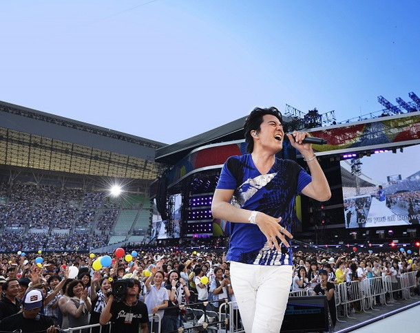 福山雅治「福山雅治【福山☆夏の大創業祭 2015】遂にスタート 大阪2daysに10万人が熱狂」1枚目/5