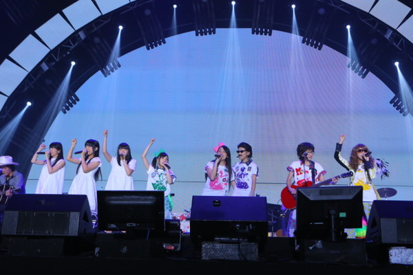 ももいろクローバーZ「「SWEAT&amp;TEARS」演奏時（Photo：Ayumi Fujita）」8枚目/13