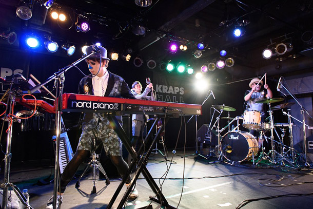 H ZETTRIO「H ZETTRIO ツアー開幕「別人ですがPE&#039;Zというバンドが好きでしてカバーします」」1枚目/4