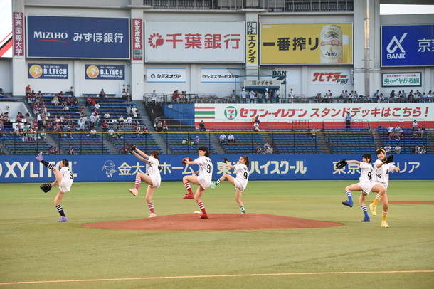 平均年齢16歳の6人組ガールズグループ La Pompon ラポンポン 千葉ロッテの始球式で魔球披露 Daily News Billboard Japan