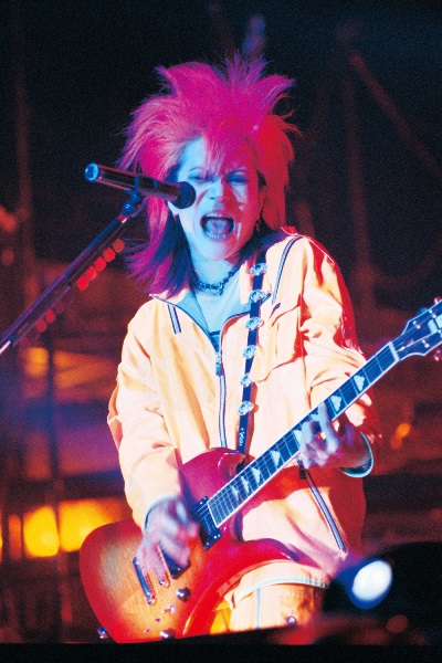 hide「hide、20年前のライブが3D映像で蘇る！全国58館でのロードショーが決定」1枚目/2