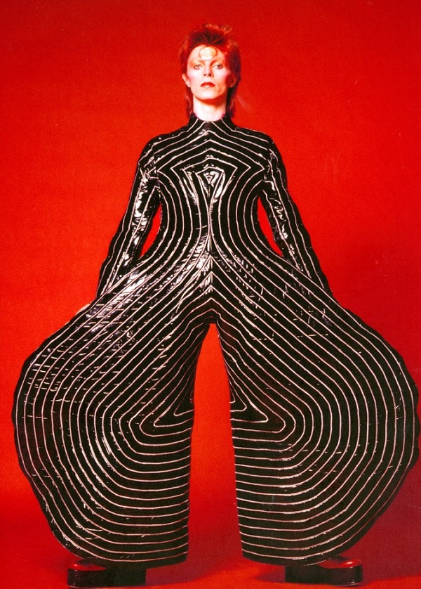 デヴィッド・ボウイ「Striped bodysuit for the Aladdin Sane tour, 1973. Design by Kansai Yamamoto.
Photograph by Masayoshi Sukita（ｃ）Sukita / The David Bowie Archive
」8枚目/9