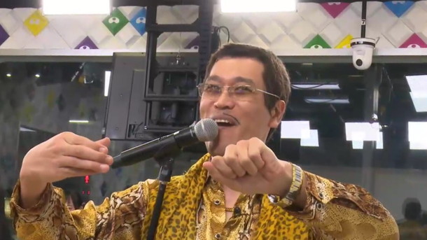 古坂大魔王「古坂大魔王プロデュース・ピコ太郎 「PPAP」を生披露！ LiSAもTPDも感激して絶叫」1枚目/2