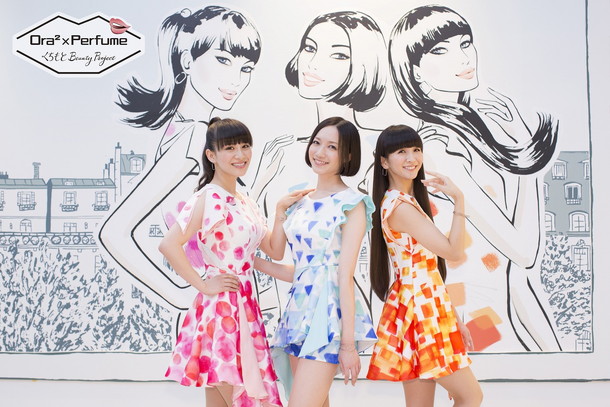 Perfume「Perfume 石畳の上でもハイヒールで華麗にダンス！ 新曲「宝石の雨」起用の『Ora2』新CM公開」1枚目/5