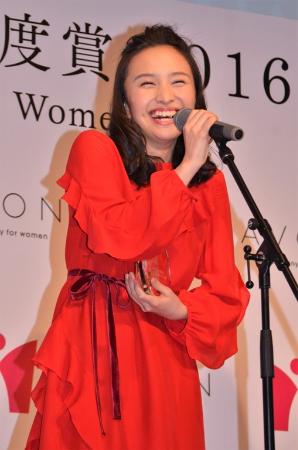 百田夏菜子「百田夏菜子、あいさつ順忘れられるも機転利かす　ももクロ決めポ－ズの“おしとやかバ－ジョン”を披露」1枚目/1