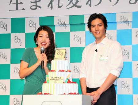 横澤夏子 要潤の誕生日をサプライズで祝福 私たちのウエディングケ キみたい Daily News Billboard Japan