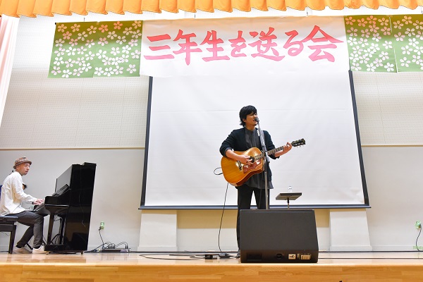 秦基博「秦 基博が母校のイベントにサプライズ出演、校歌など生歌も披露」1枚目/5