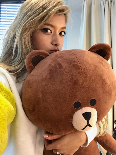 ローラ「ローラ 「ドキドキしてるの。ウフフ」初LINE LIVEが大反響」1枚目/1