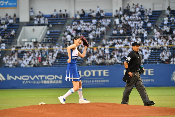 牧野真莉愛「モーニング娘。&#039;17牧野真莉愛が完璧なストライク投球！ あまりの嬉しさに涙も」1枚目/4