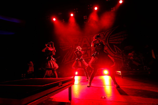 BABYMETAL「BABYMETAL、LA公演で海外盤限定曲「From Dusk Till Dawn」をライブ初披露」1枚目/9