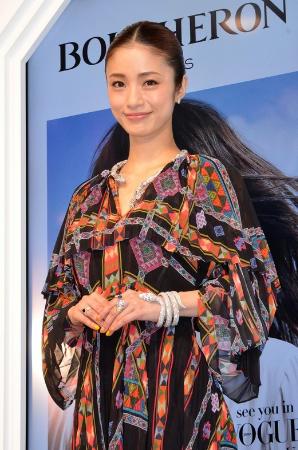 上戸彩「上戸彩、総額２億円ジュエリ－に「恐ろしい…」　会場は愛娘との“散歩ル－ト”」1枚目/1