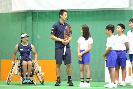 錦織圭「錦織圭、小学生２４人とテニス交流　「うまいね～」「ナイスショット！」」1枚目/1