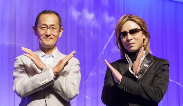 YOSHIKI「YOSHIKI×山中教授の対談動画公開！ 名曲「Forever Love」ピアノ生演奏も」1枚目/5