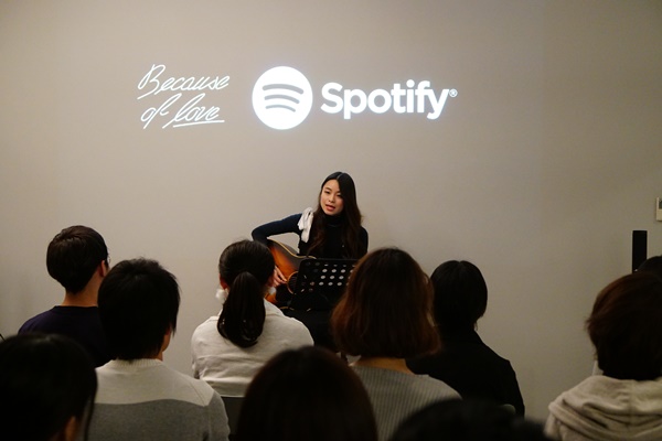 片平里菜「片平里菜 ファン20名限定のSpotifyプレミアム弾き語りライブを開催」1枚目/4