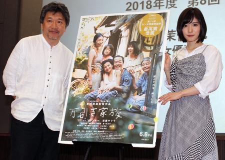 「松岡茉優『万引き家族』で新境地　是枝裕和監督と祝福のハグ」1枚目/1