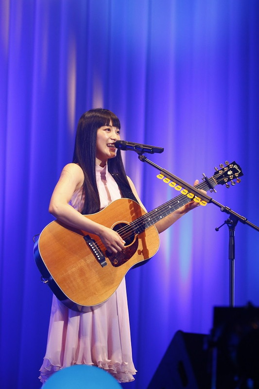 miwa「miwa「これからも私とアコギの物語を続けたい」　弾き語りライブ47都道府県、横浜アリーナにて完遂」1枚目/9