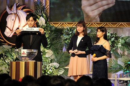 「土屋太鳳「生まれて初めて味わう緊張感」　松坂桃李と有馬記念の枠順抽選会で大役」1枚目/1