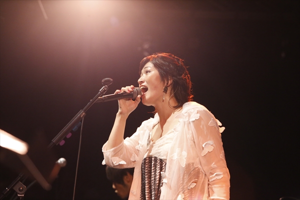 ＢＯＮＮＩＥ　ＰＩＮＫ「＜ライブレポート＞BONNIE PINK　クリスマス・イブに行われた大阪でのワンマンライブをレポート」1枚目/8