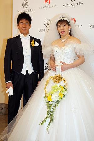 「吉田沙保里さん「理想は笑顔あふれる結婚式」　“新郎”武井壮とウエディングドレス姿披露」1枚目/1