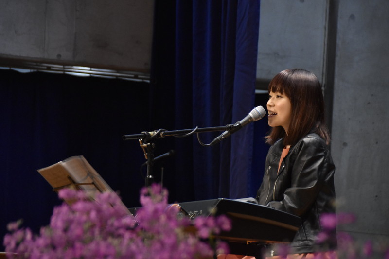 川嶋あい 感動の一日となった卒業式サプライズライブ ガジェット