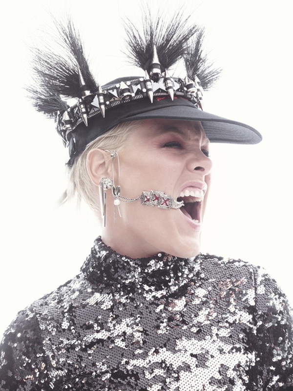 Ｐ！ＮＫ「P!NK、シーア/ベック/カリード等豪華アーティスト参加の最新アルバム『ハーツ・トゥ・ビー・ヒューマン』が発売」1枚目/2