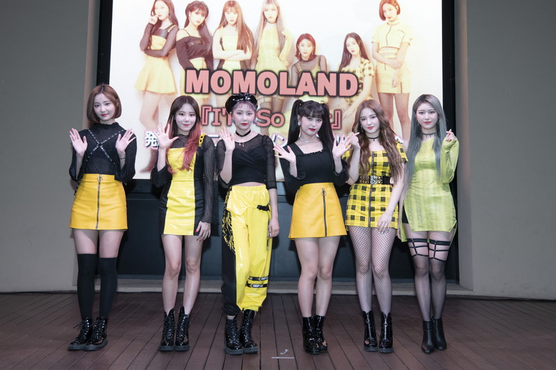 MOMOLAND、フリーライブ＆ハイタッチ会で2000名のファン大