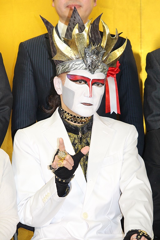 デ モン閣下 白衣姿を褒められ照れ笑い 厚労省関係でしか着たことがない Daily News Billboard Japan