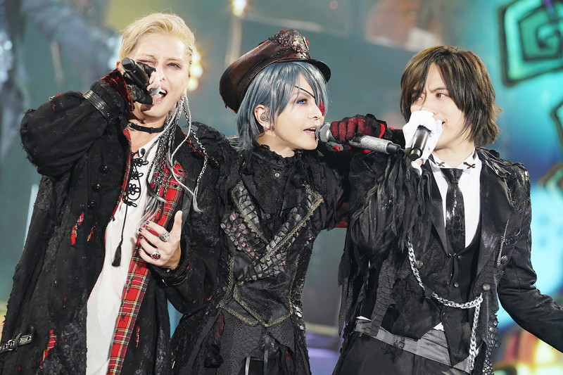 Hyde 手越祐也のキス Daigoも合わせた3人での Glamorous Sky など披露 黒ミサ Halloween Daily News Billboard Japan