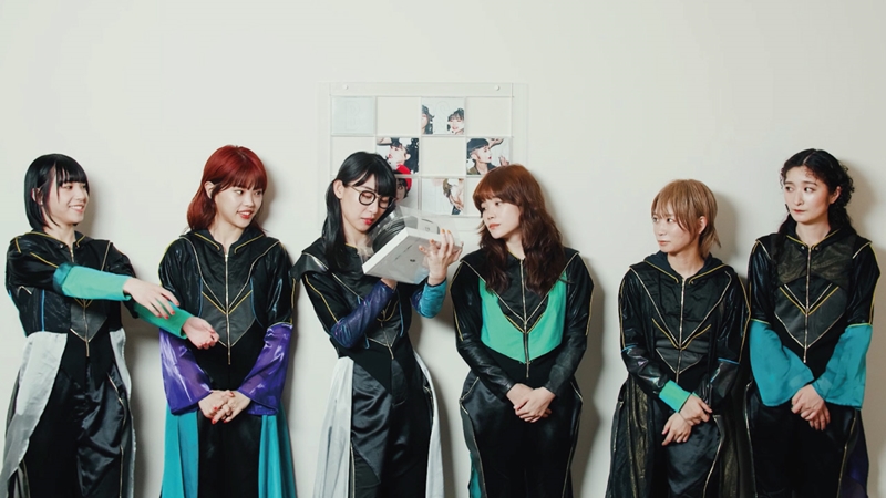 BiSH、連続リリース第8弾『サヨナラサラバ』初回生産限定盤の開封 