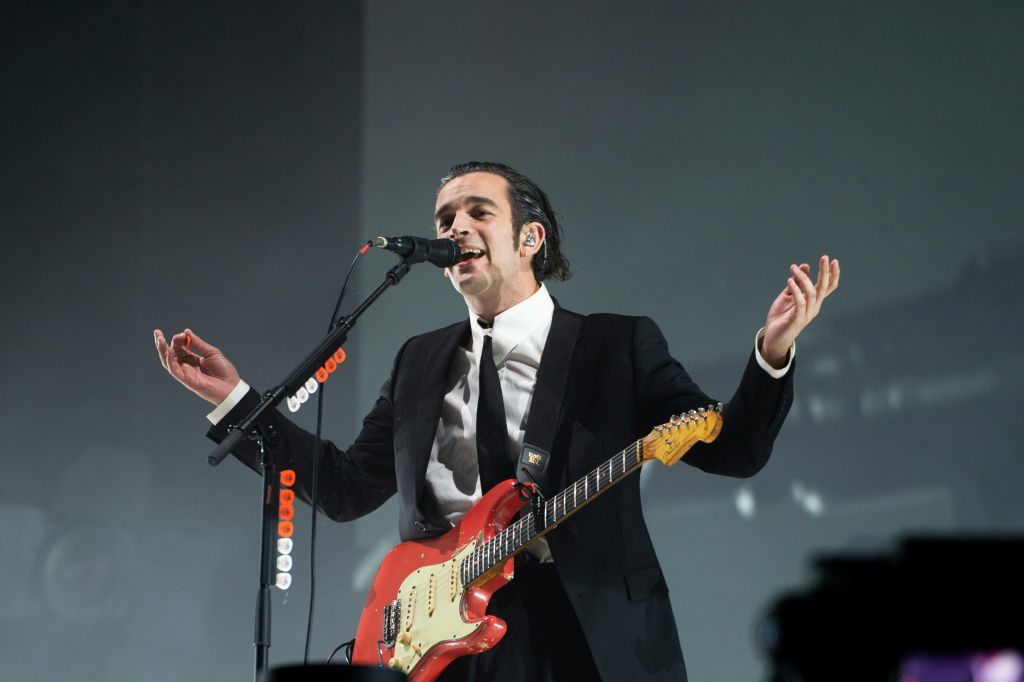 The 1975のマシュー・ヒーリー、ライブ中にタトゥーを入れる | Daily 