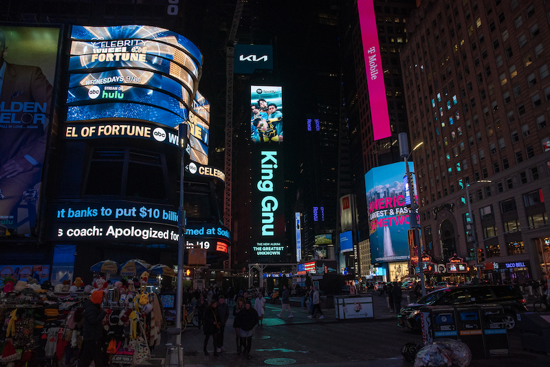 King Gnuを起用した“巨大街頭広告”がNYタイムズスクエアに登場
