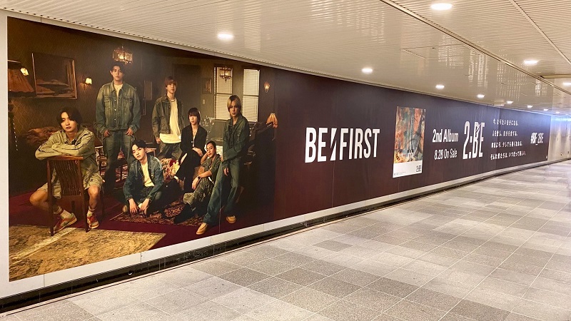 BE:FIRST、見る角度によってデザインが変わる特大特殊ポスターが東急渋谷駅構内に登場