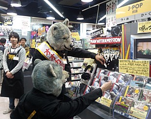 MAN WITH A MISSION「オオカミバンド オリコン4位＆タワレコ1日店長に就任」