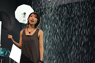 家入レオ「家入レオ 2作連続オリコンTOP10入り、雨の中で歌うCMも」