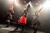 BABYMETAL「世界中が注目 平均年齢13歳メタルアイドル 聖地で大暴れ」1枚目/6